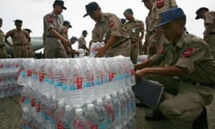 Cyclone-hit Burma bars foreign journalists from entering country, expels BBC reporter