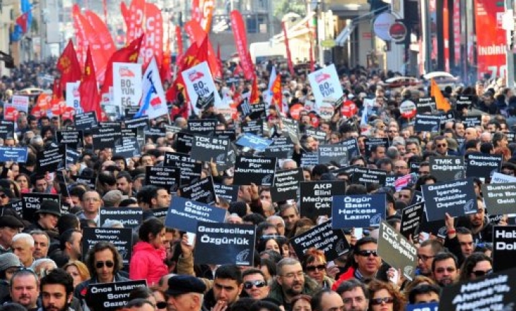 Turkish journalists protest over arrested colleagues